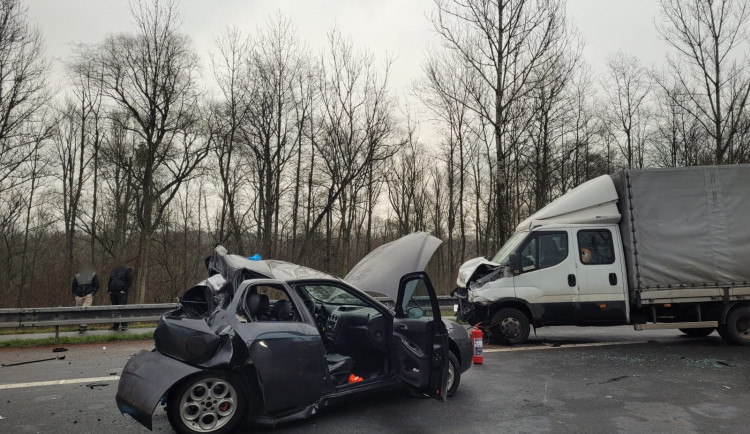Srážka auta s dodávkou v Karviné. Muže s vážným zraněním transportoval vrtulník do nemocnice