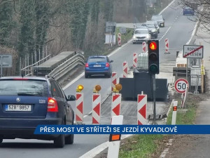 Přes opravovaný most ve Stříteži se jezdí kyvadlově