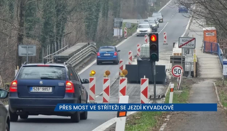 Přes opravovaný most ve Stříteži se jezdí kyvadlově