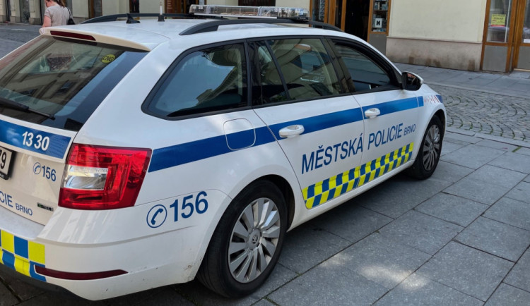 Mladá žena obtěžovala personál i klienty charity. Policie zjistila, že je hledaná