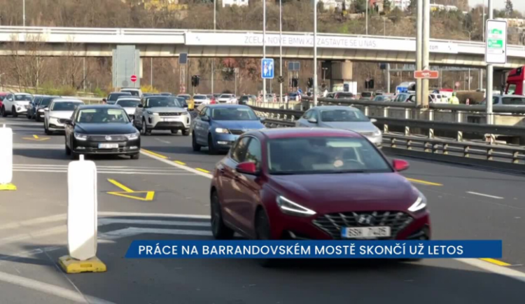  Hlavní práce na Barrandovském mostě skončí už letos, místu se ve špičkách raději vyhněte