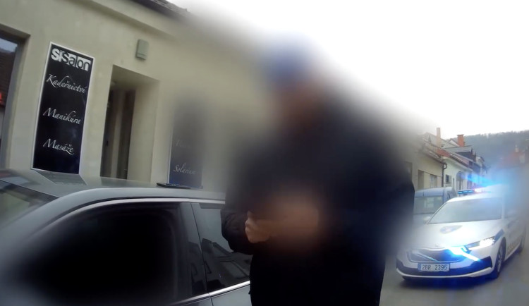 VIDEO: Muž parkoval na chodníku, pak zuřil před strážníky. Jeho dcera zoufale křičela, ať přestane
