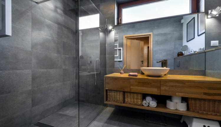 Jak opticky zvětšit malou koupelnu? Vsaďte na světlo a atypické tvary