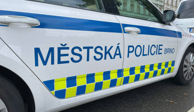Pět výrostků přinutilo pod pohrůžkou násilí dva mladíky ukázat obsah peněženek, dopadla je policie