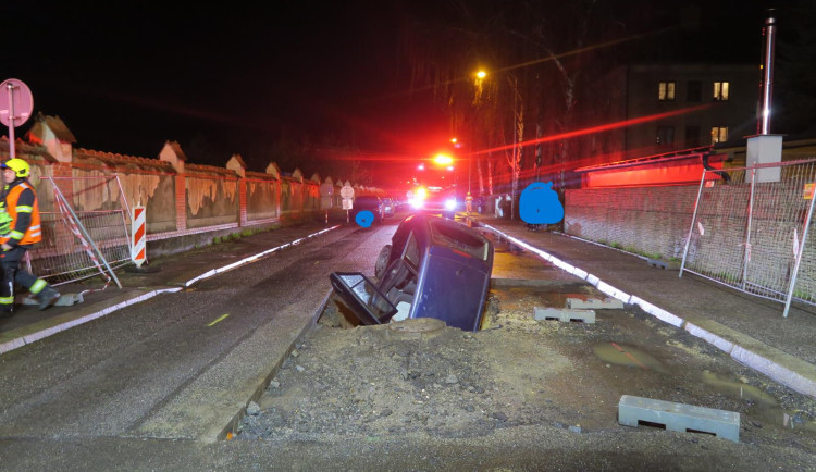 Nehoda v Liberci. Řidič zřejmě přehlédl výkop v Americké ulici, vjel do něj