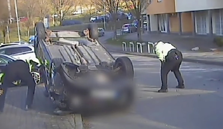 VIDEO: Namol opilý muž bez řidičáku otočil auto na střechu. Pak drmolil, že vypil jen půl lahve rumu