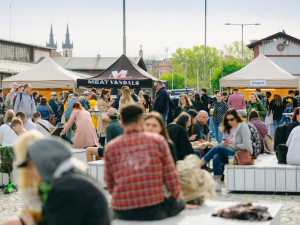 Milovníci gastro zážitků těšte se! PASTRAMI POP-UP vol. II si po roce opět našel cestu do Holešovické tržnice a nabídne originální kombinace chutí s voňavým masem pastrami