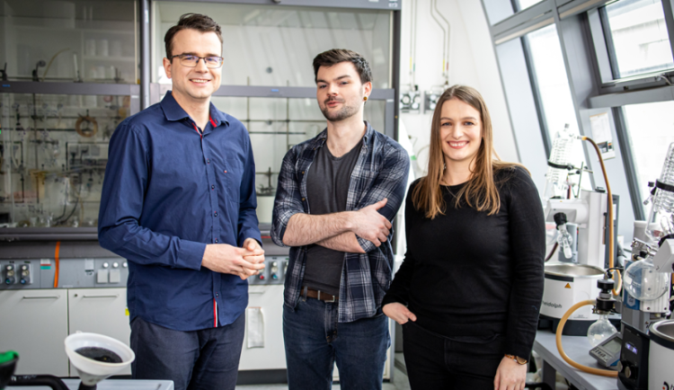 Tým chemiků z Akademie věd odhalil tajemství azulenu