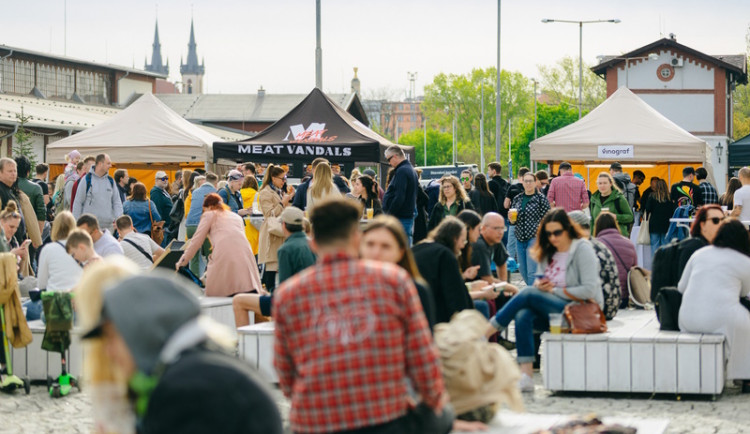 Milovníci gastro zážitků těšte se! PASTRAMI POP-UP vol. II si po roce opět našel cestu do Holešovické tržnice a nabídne originální kombinace chutí s voňavým masem pastrami