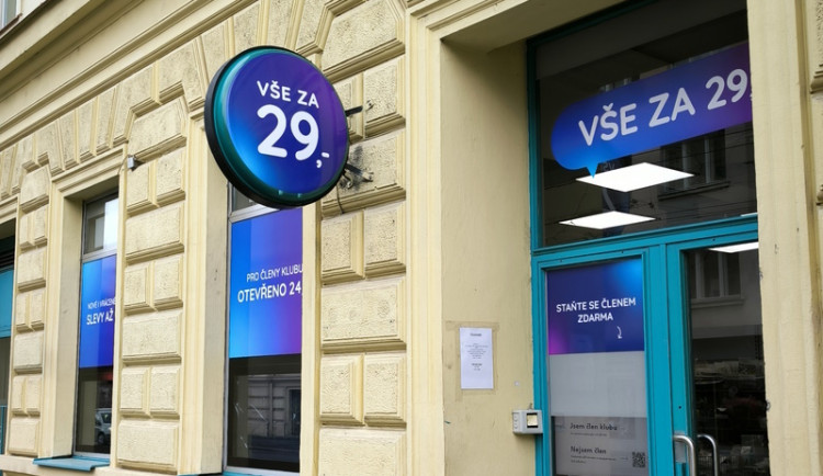 V Hradci se otevřel obchod budoucnosti - umělá inteligence automaticky upozorní na prázdný regál, naplánuje zásobování nebo zařídí úklid