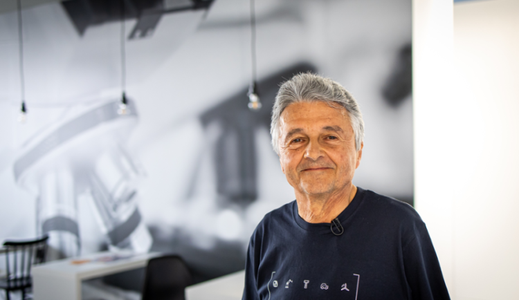 Moderní technologie ve výuce zásadně odmítá, přesto ho studenti milují