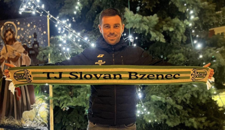 Fotbalistovi během utkání zemřel v hledišti děda. V dalším utkání mu vnuk poslal do nebe hattrick