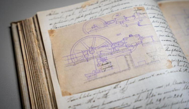 Neznámý muž věnoval brněnské technice vzácnost. Doma našel přes sto let stará ručně psaná skripta