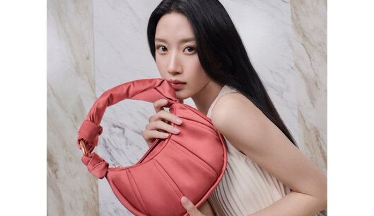 TUMI představuje dámskou kolekci Asra v kampani s novou globální ambasadorkou Mun Ka Young