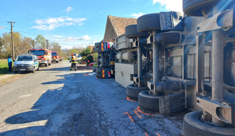 Na jihu Moravy se převrátil kamion s pěti sty selaty, sto jich uhynulo