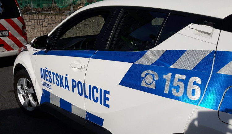 Před cestou se dívky posilňovaly šňupáním. Strážníci jim jízdu zarazili