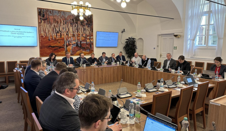 S bytovou krizí by mohlo pomoct družstevní bydlení, v Česku je stále opomíjeným tématem