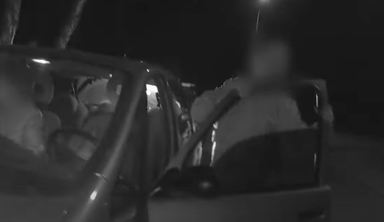 VIDEO: Řidiči nadýchali přes tři promile. Jeden se musel přidržovat auta a dýchat vsedě