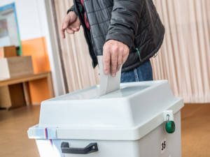 Volební účty pro evropské volby zaregistrovalo devět koalic a 17 stran a hnutí