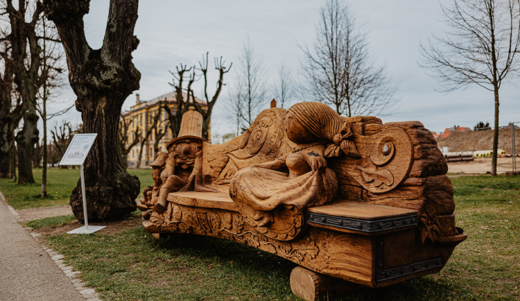 Jičín vyhlásil sbírku na novou Lavičku Rumcajsovy rodiny. Má pokrýt náklady na její výrobu