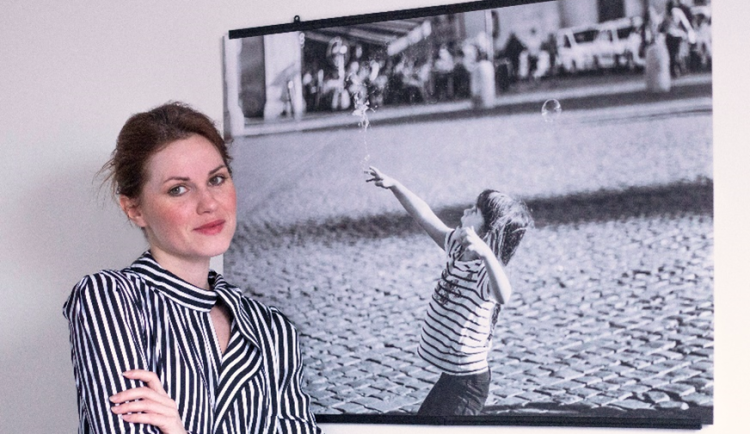 Cestovatelka chce získat peníze na auto pro hendikepované děti, vystaví proto snímky z cest v kavárně