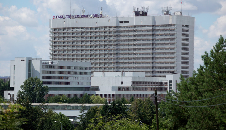 Opilý muž z Brna přišel do nemocnice s rozbitou hlavou a domáhal se okamžité péče. Skončil v poutech