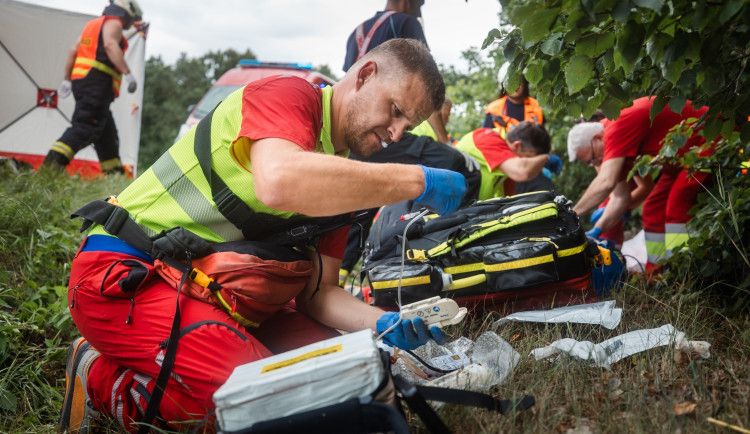 V Jaroměři zemřel cyklista. Nepřežil srážku s kamionem na jednom z kruhových objezdů