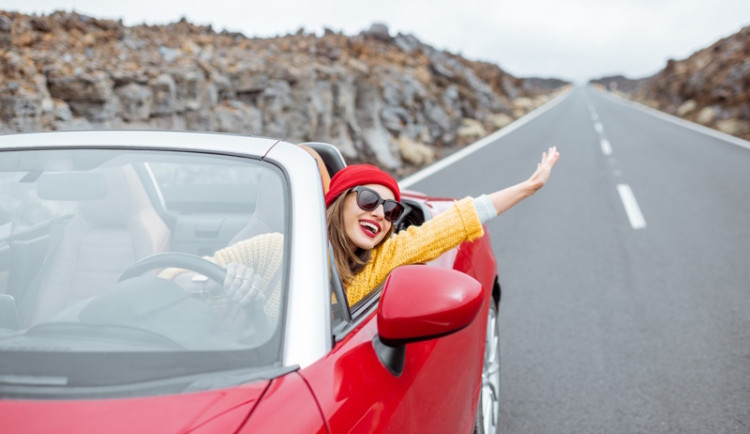 Vítr ve vlasech se letos prodraží jen někomu, ojeté kabriolety většinou zlevnily