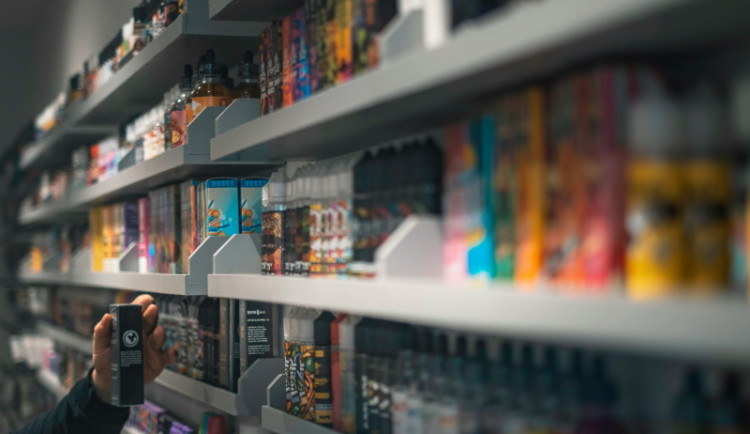 Spotřební daň na e-cigarety startuje, neokolkované náplně lze už sehnat pouze v doprodeji