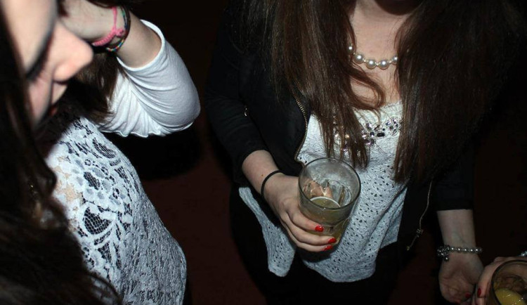 Třináctiletá školačka řešila osobní problémy alkoholem. Namol opilá se potácela ulicemi Brna