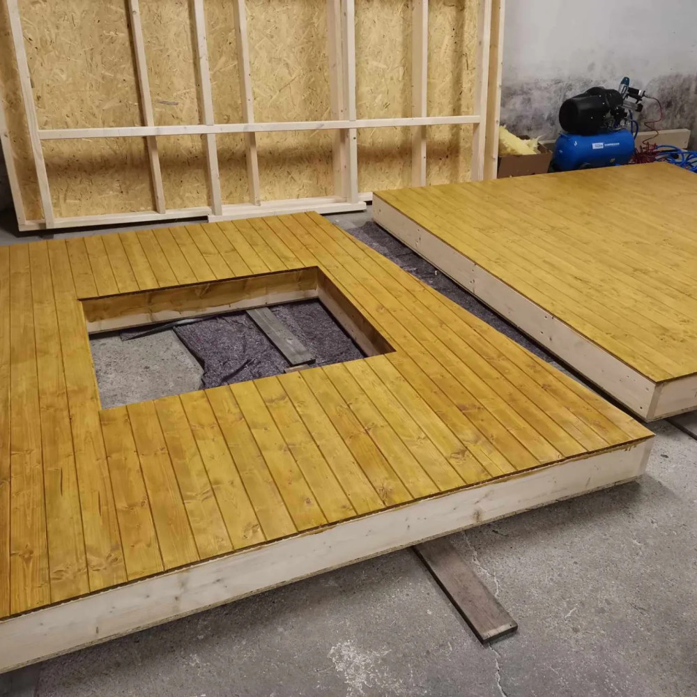 Tonda a Stáňa už nebudou živořit na ulici, stanou se z nich hlídači a nový obyvatelé domku, který pomohli postavit