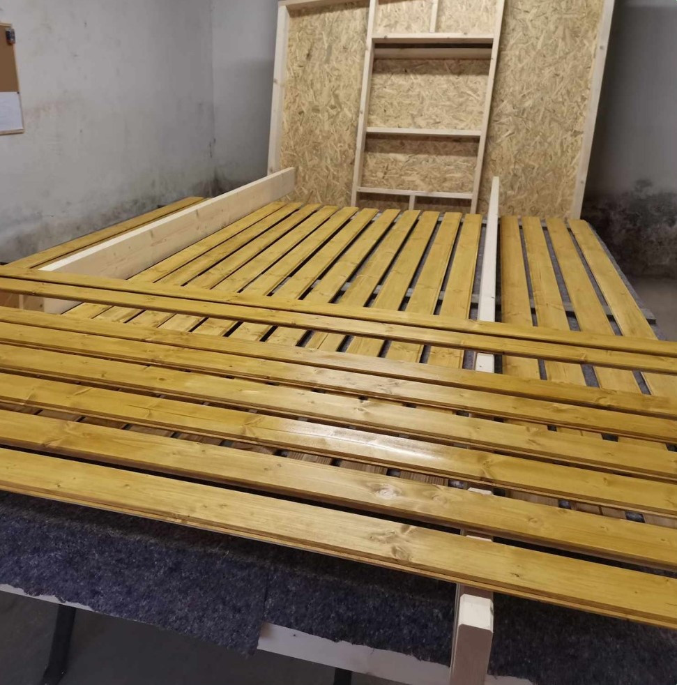 Tonda a Stáňa už nebudou živořit na ulici, stanou se z nich hlídači a nový obyvatelé domku, který pomohli postavit