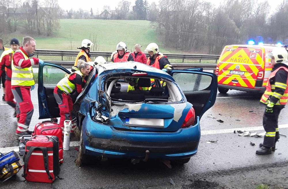 Nehoda u Dlouhého Mostu omezila dopravu. Boural tam osobní vůz