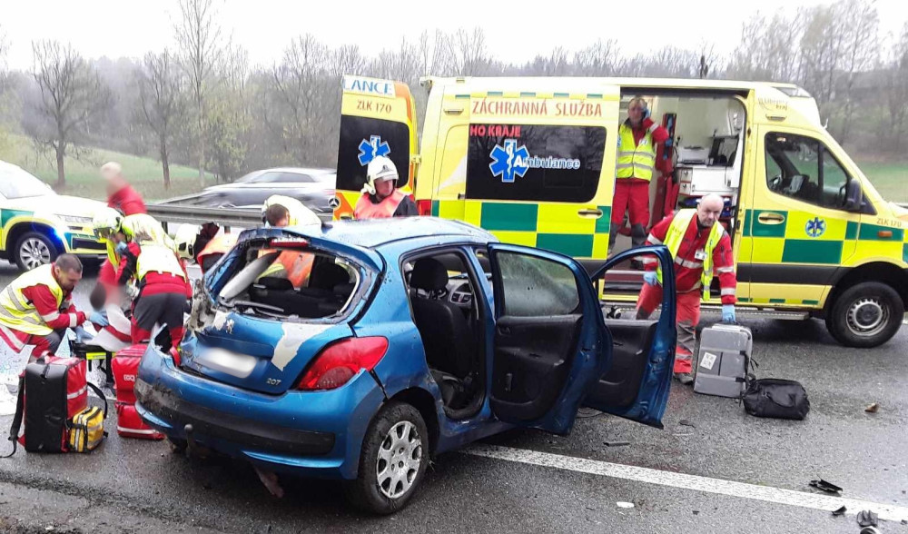 Nehoda u Dlouhého Mostu omezila dopravu. Boural tam osobní vůz