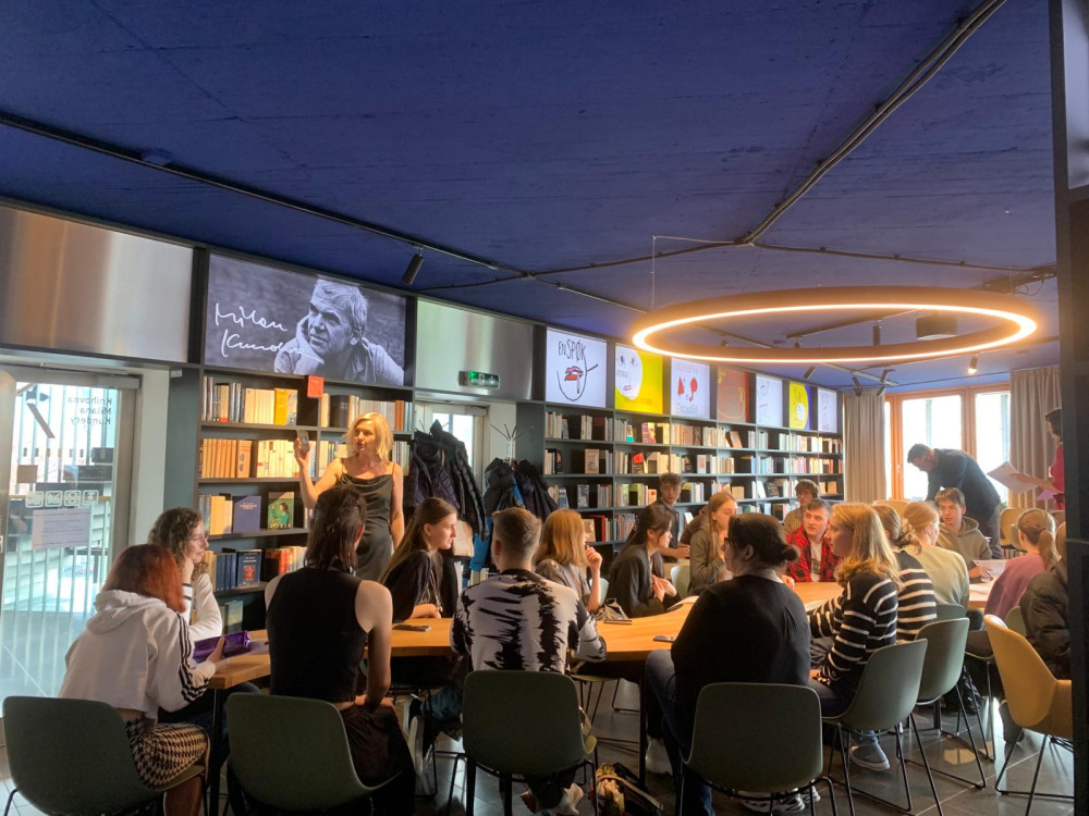 Středoškoláci z celého Česka zavítají do brněnské knihovny. Přiučí se tam o Milanu Kunderovi