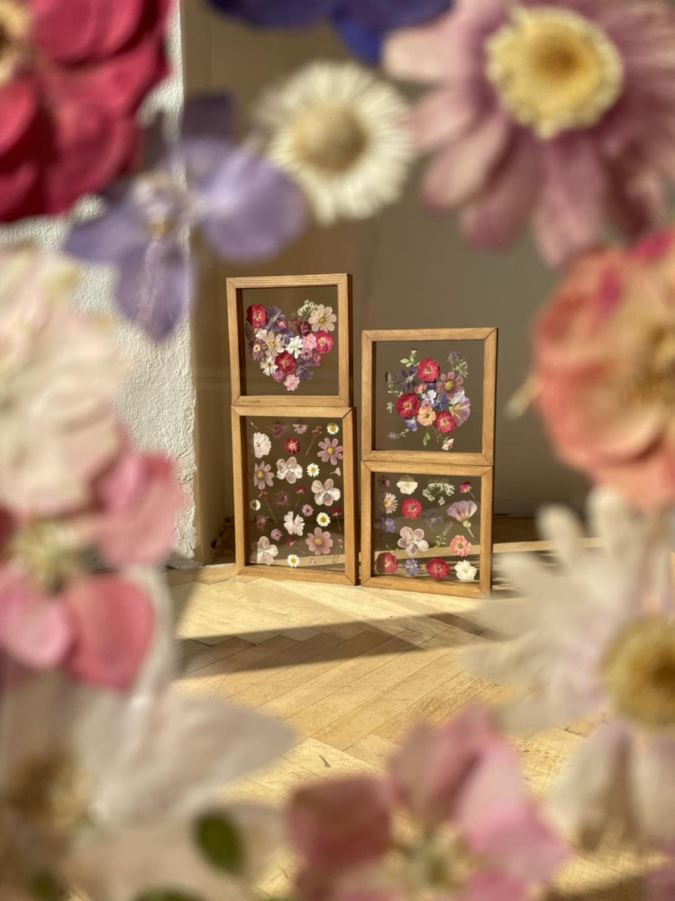 Veronika s Petrem vyrábí úchvatné obrazy z lisovaných květin. Na výlety chodíme s batohy plných knih, říkají