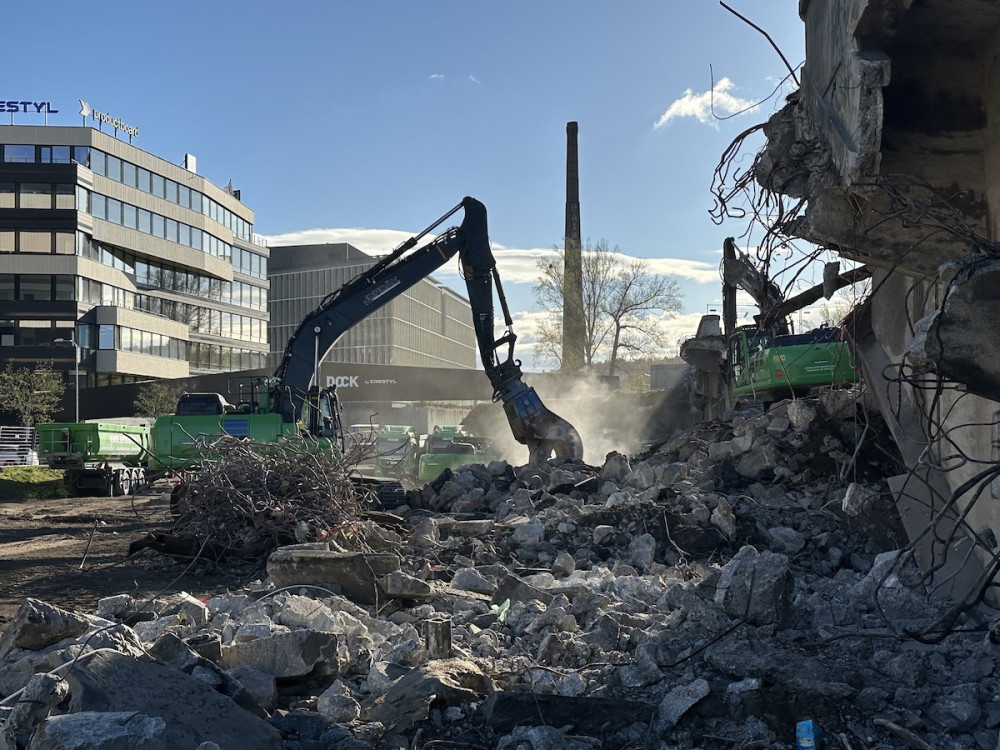 VIDEO: Začala demolice Libeňského mostu. Hroutit se začal už při přípravných pracech