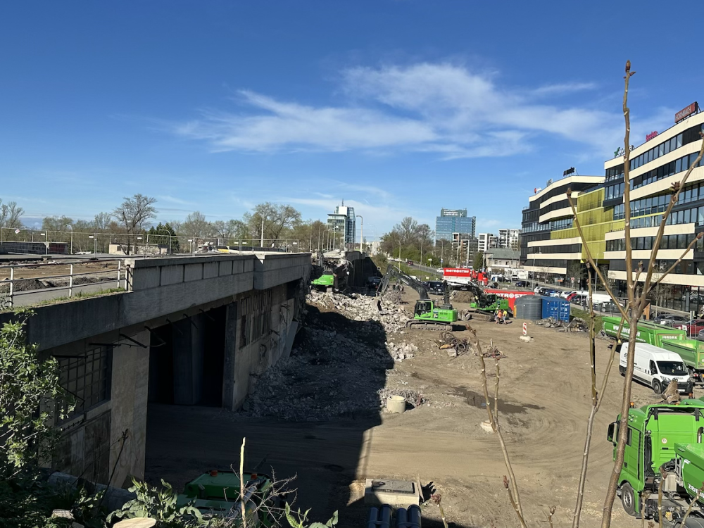 VIDEO: Začala demolice Libeňského mostu. Hroutit se začal už při přípravných pracech