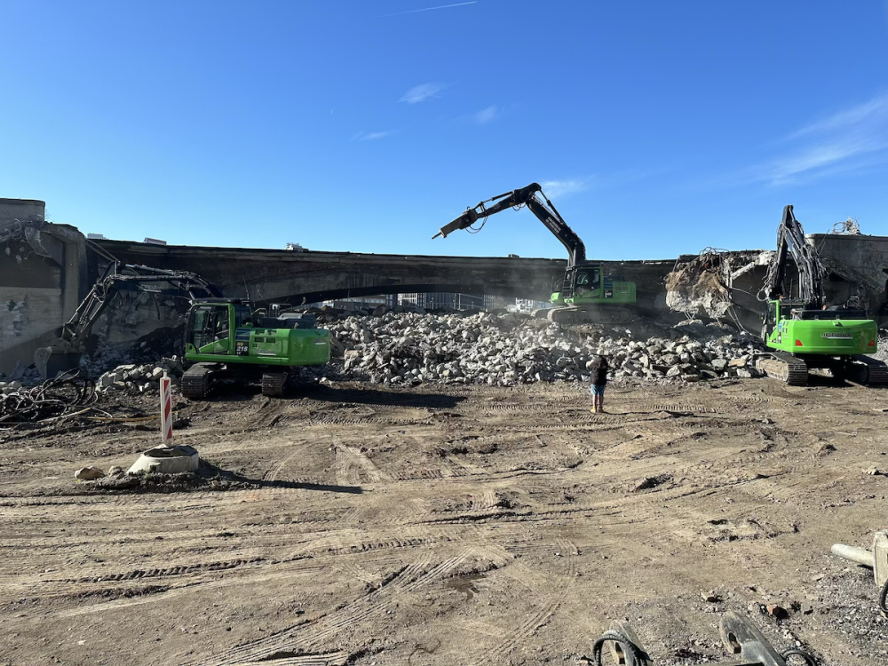 VIDEO: Začala demolice Libeňského mostu. Hroutit se začal už při přípravných pracech