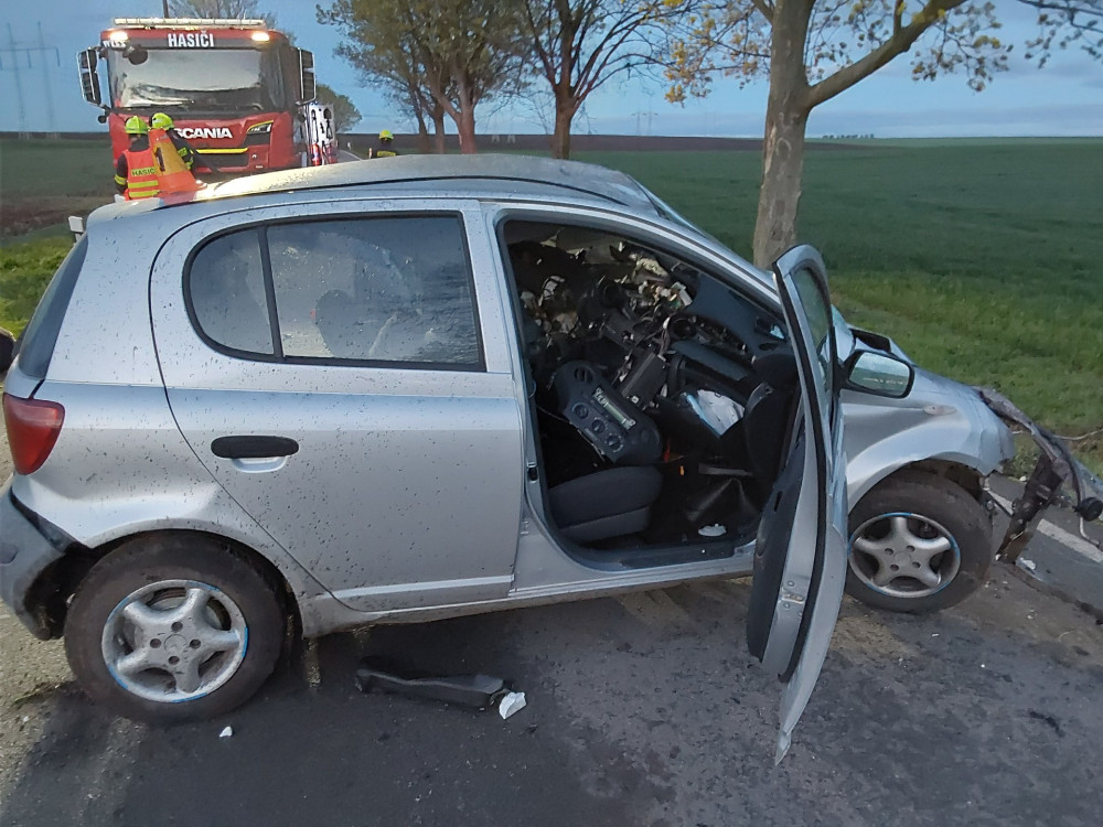 Další tragická nehoda u Olšan. Řidič osobního vozu zemřel poté, co auto narazilo do stromu