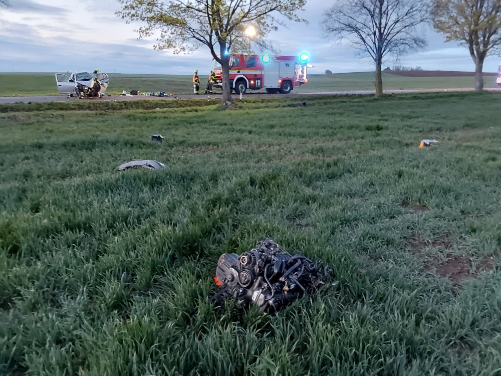 Další tragická nehoda u Olšan. Řidič osobního vozu zemřel poté, co auto narazilo do stromu