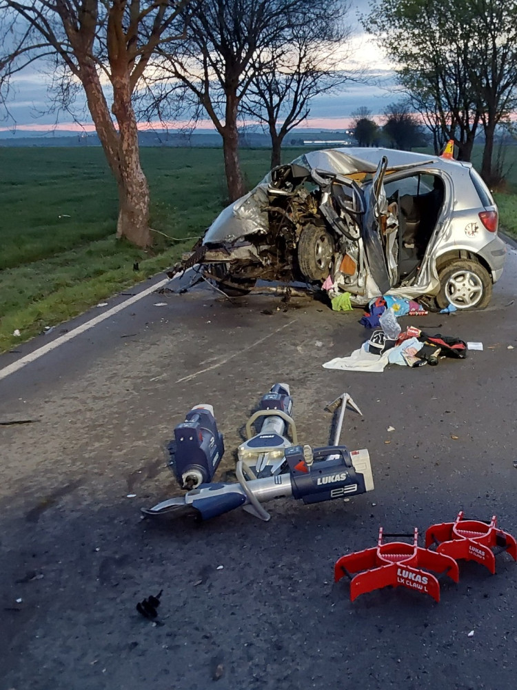 Další tragická nehoda u Olšan. Řidič osobního vozu zemřel poté, co auto narazilo do stromu