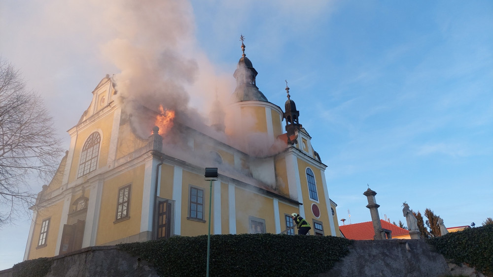 Oprava kostela v Chlumu u Třeboně, který zasáhl požár, potrvá několik měsíců