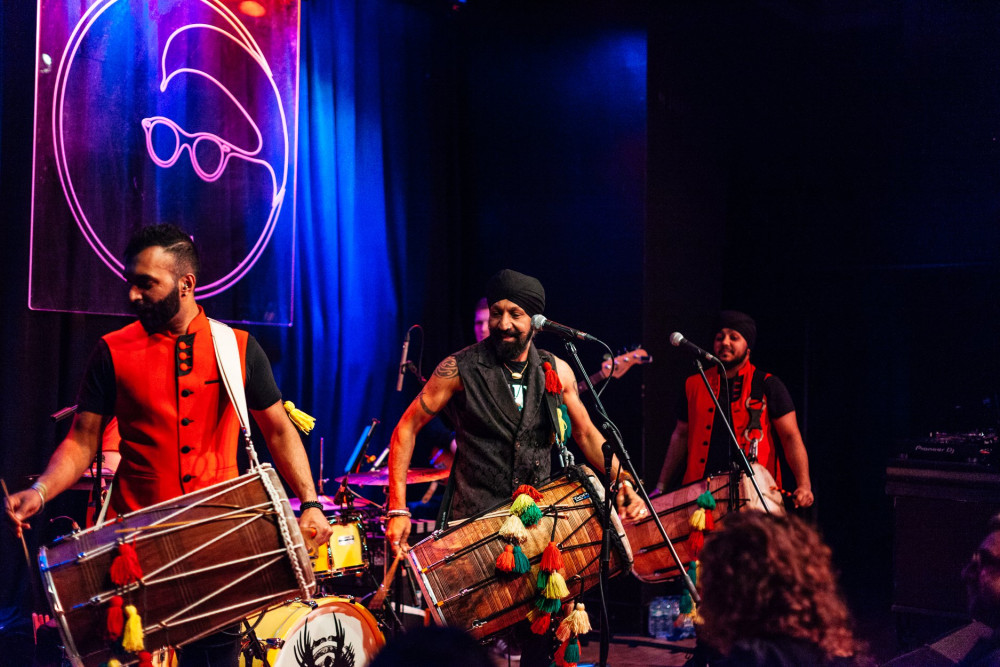 Na festivalu Slunovrat v Opavě vystoupí britská kapela The Dhol Fundation.