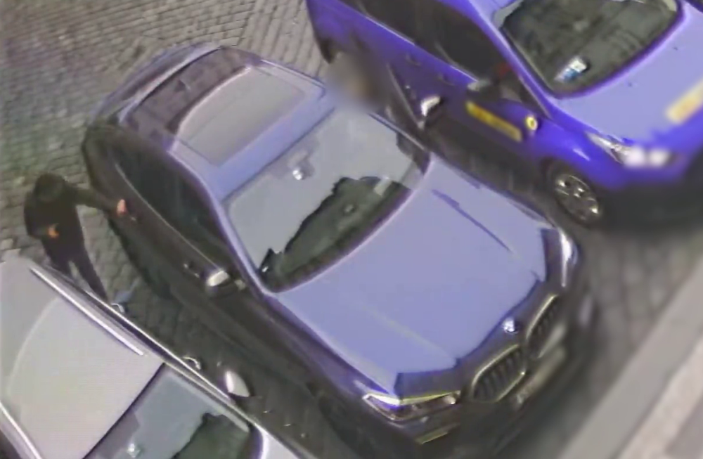 Zloděj si drze otevřel dveře a počkal, až řidič odejde.