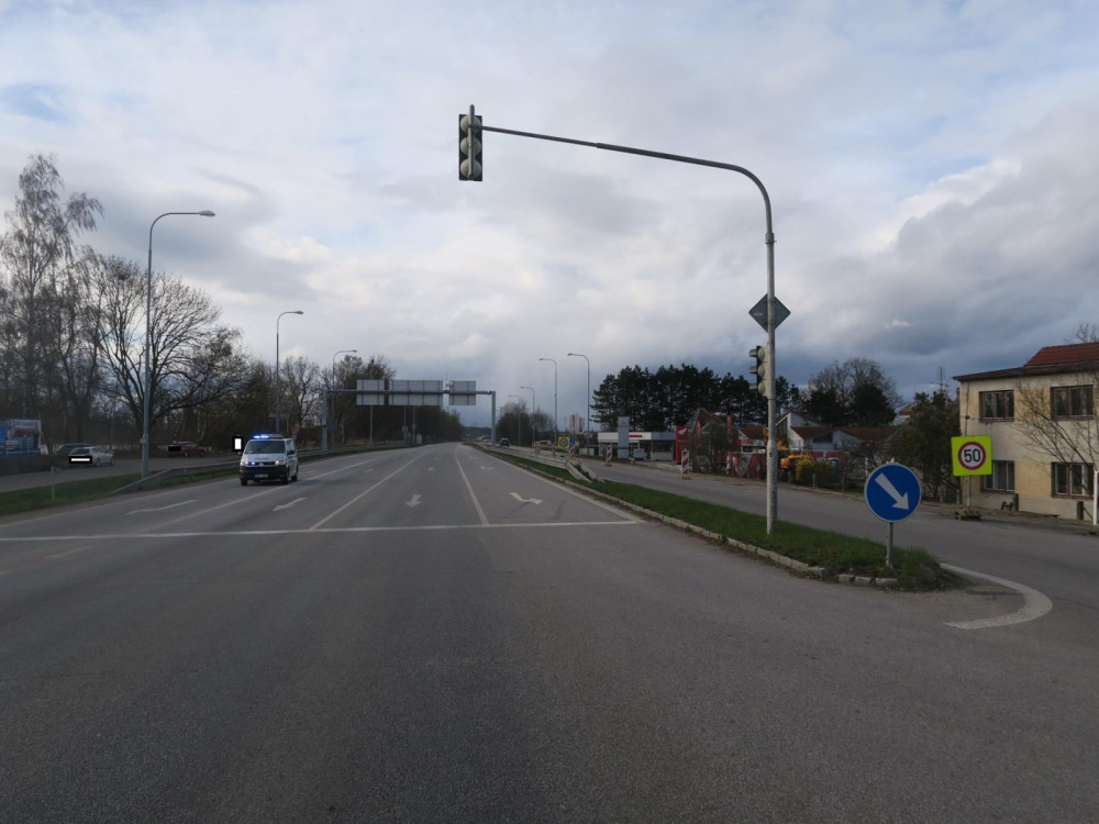 Žena vjela do protisměru a způsobila nehodu. Dva lidé se zranili