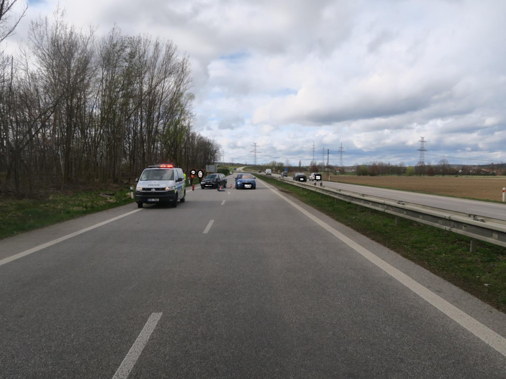 Žena vjela do protisměru a způsobila nehodu. Dva lidé se zranili