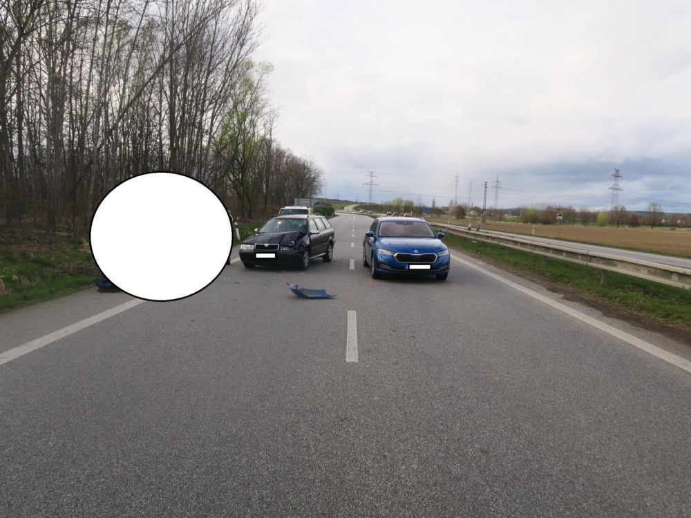 Žena vjela do protisměru a způsobila nehodu. Dva lidé se zranili