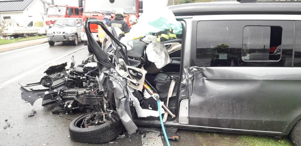 Řidič mercedesu usnul a čelně se střetl s náklaďákem, tři děti skončily v nemocnici