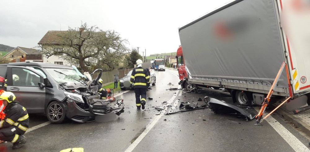 Řidič mercedesu usnul a čelně se střetl s náklaďákem, tři děti skončily v nemocnici